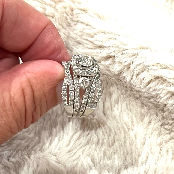 14k Diamond Wedding Set, Excellent Quality, Lightly Pre-Loved. White gold - Picture 7 of 15